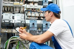 Revízny technik pri meraní elektrickej inštalácie